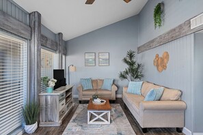 TV, video games, Netflix, DVD player - Cozy Waterfront/Amazing Views/"Paradise Point" in Point Venture! (Leander)