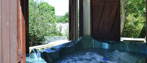 Outdoor spa tub
