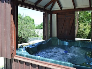 Outdoor spa tub - Brambley Meadow- UK11725 (Parracombe, near Ilfracombe)