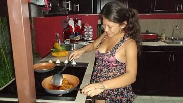 Jääkaappi, mikroaaltouuni, uuni, liesi