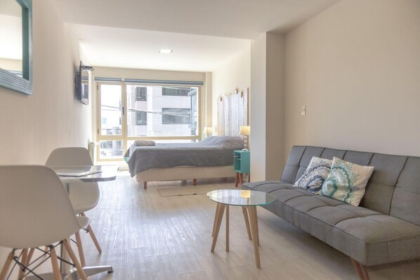 Classic-Apartment | Wohnbereich | Fernseher