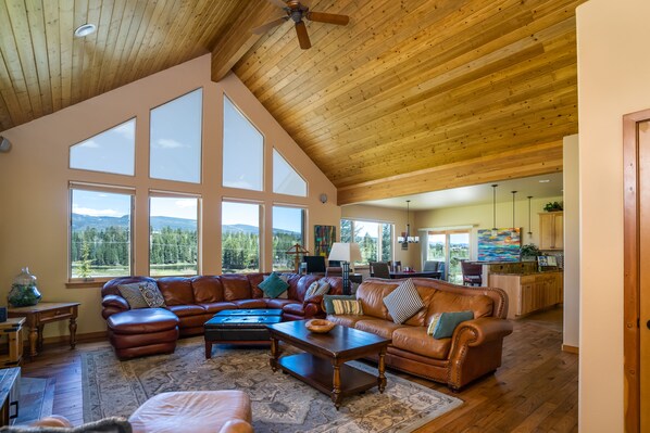 Älytelevisio, takka, DVD-soitin, pöytäjalkapallopöytä