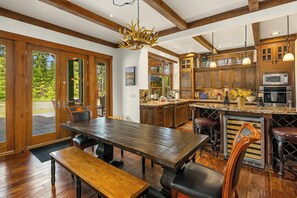 Dining - Family and Pet friendly Cabin at Suncadia w/ Hot tub and Golf course view (Cle Elum)