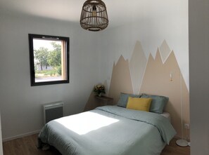 3 makuuhuonetta, silitysrauta/-lauta, vauvan matkasänky, Wi-Fi