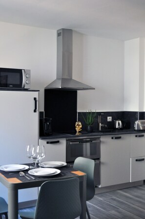 Refrigerador, microondas, horno, placa de cocina