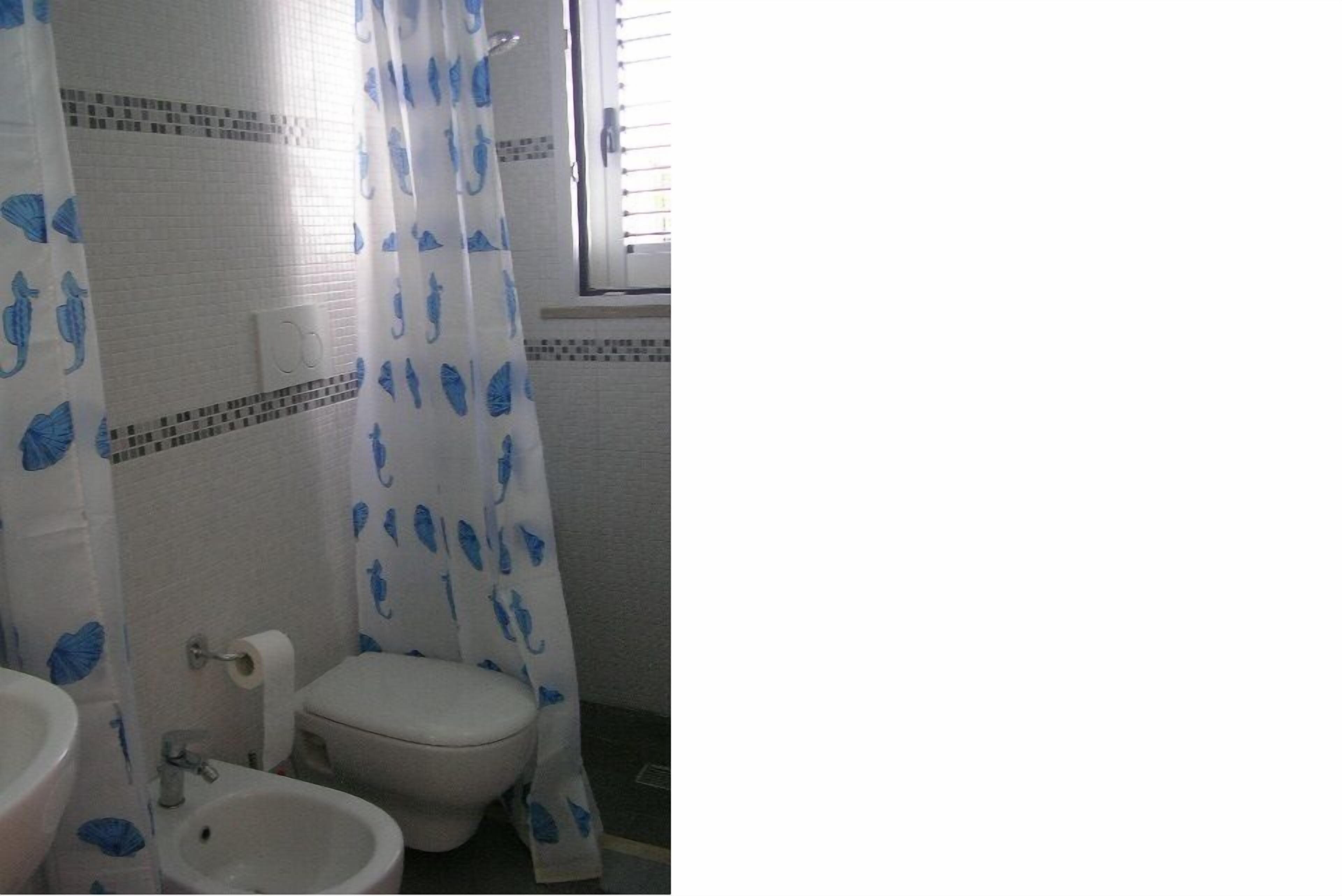 Douche, sèche-cheveux, bidet, serviettes fournies