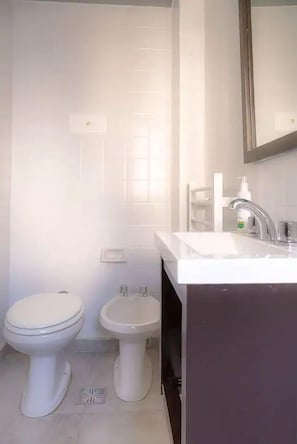 Estudio urbano | Baño | Regadera, secadora de cabello, bidet, toallas