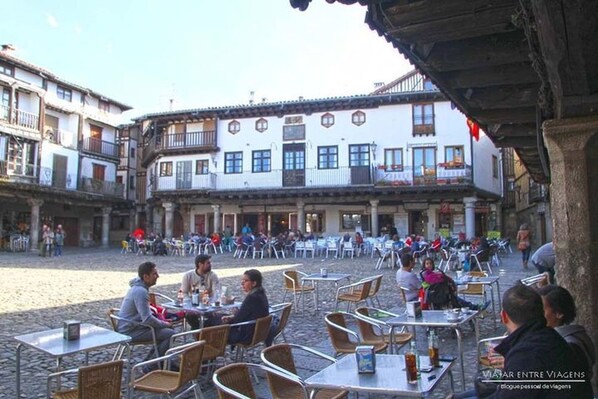 Outdoor dining - Alecrim Apartment | Alecrim & Rosmaninho Guest House (Pinhel)