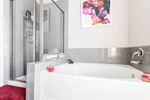 Combined shower/bathtub - "DEEPTOWN EXPERIENCE" 24/7 Concierge (Dallas)