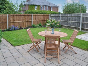 Outdoor dining - 3 bedroom accommodation in Sea Palling, near Stalham (Sea Palling, near Stalham)