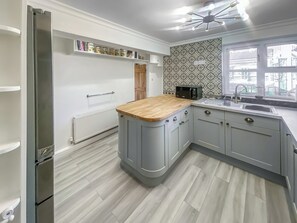 Dishwasher, cookware/dishes/utensils - 3 bedroom accommodation in Sea Palling, near Stalham (Sea Palling, near Stalham)