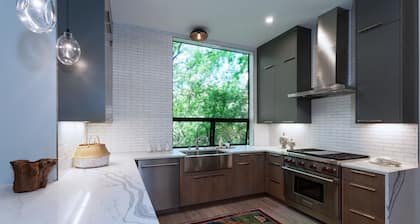 The House of Yes- Luxury Urban Farm House. Walking distance to downtown