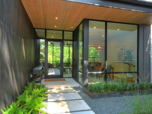 The House of Yes- Luxury Urban Farm House. Walking distance to downtown