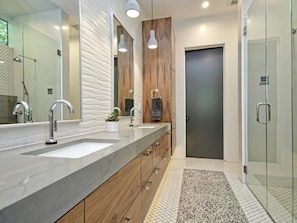 Combined shower/bathtub, hair dryer - The House of Yes- Luxury Urban Farm House. Walking distance to downtown (Austin)
