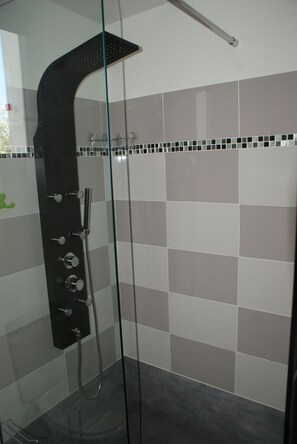Dusche, Haartrockner, Toilettenpapier