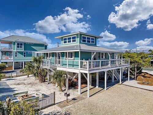 3 Bedroom/2 Bath Gulf View Home With Private Pool!