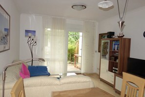 TV, books - Apartment Rosenbusch (Graal-Müritz)