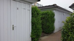 Hvide huse i en række, hvoraf det ene har nummer '9' på døren, omgivet af grønt.
