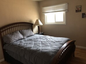 3 bedrooms, desk, WiFi, bed sheets - Romantic Peacock Inn. (Spring Valley)