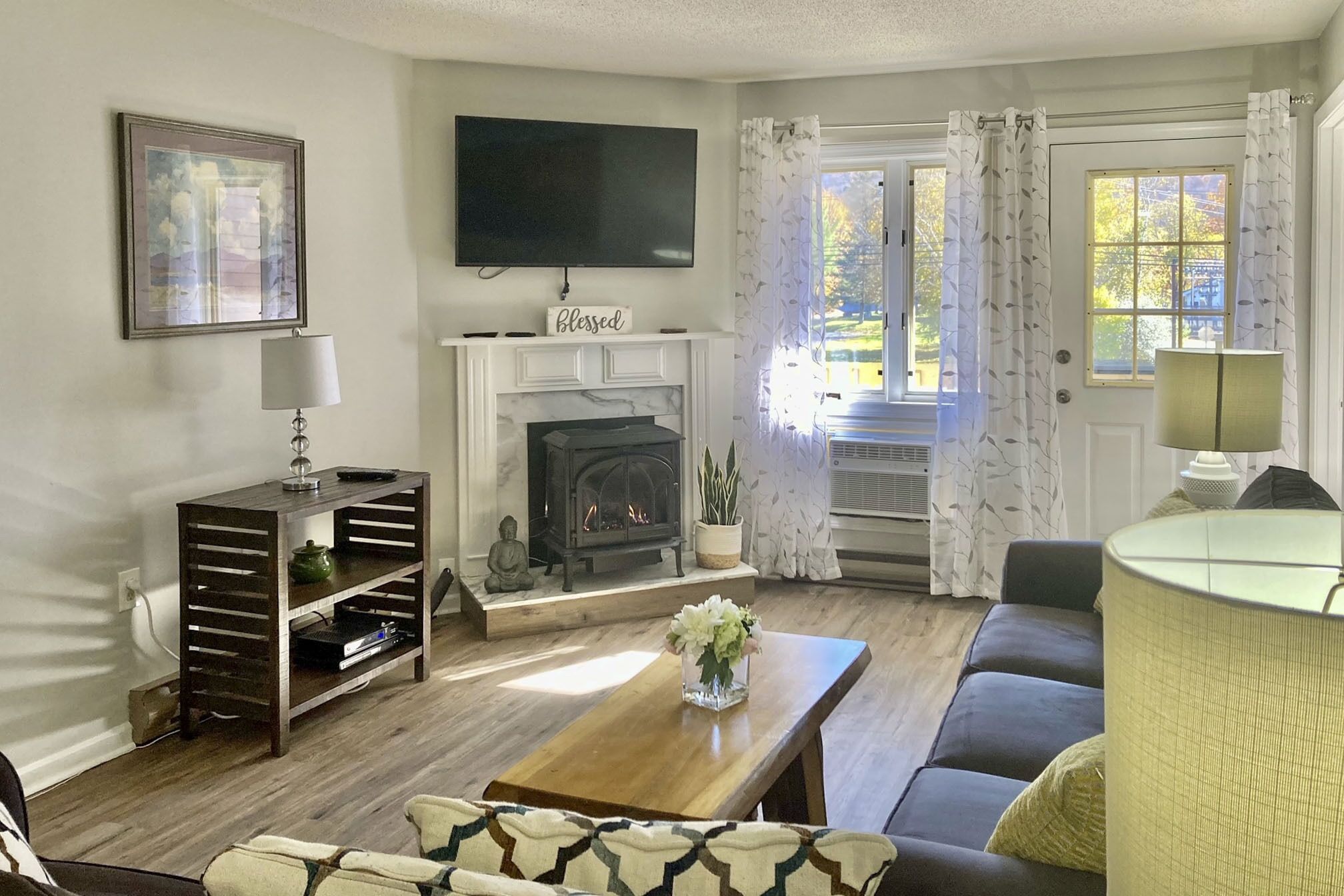 Cozy Condo w/ Mtn Views, Pool, Hot Tub, & Balcony!