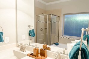Combined shower/bathtub, jetted bath - "My HAUS" 5-Star Comfort Zone (Cross Roads)