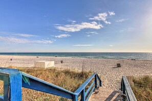 På stranden