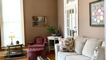 TV connectée, cheminée, table de tennis de table, livres