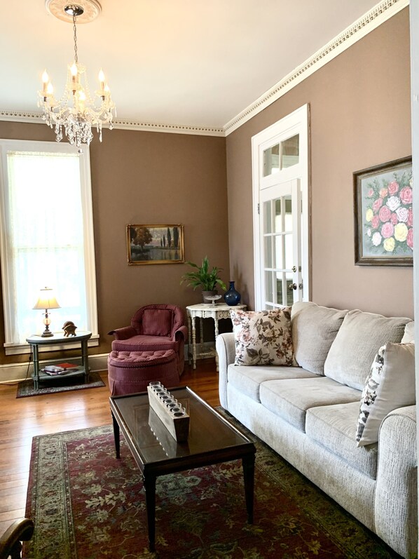 Smart TV, fireplace, ping pong, books