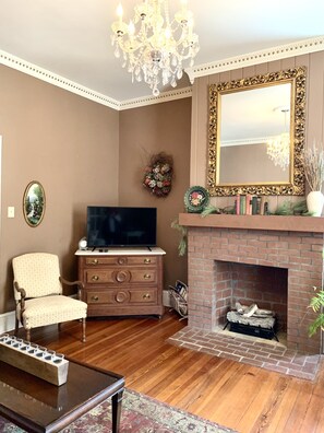 Smart TV, fireplace, ping pong, books