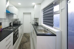 Kjøleskap, mikrobølgeovn, ovn og oppvaskmaskin