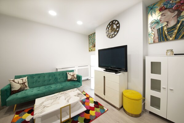 Smart TV, fireplace, Netflix, streaming services