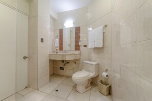 Dusche, kostenlose Toilettenartikel, Haartrockner, Handtücher