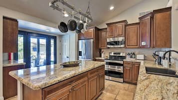 Geladeira, micro-ondas, cooktop, lava-louças