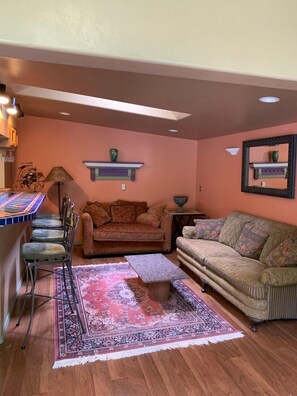 TV, lettore DVD, libri, videoteca