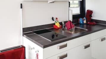 Kühlschrank, Herdplatte, Wasserkocher mit Kaffee-/Teezubehör
