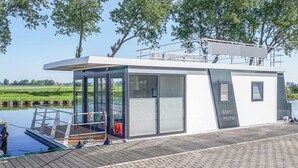 A modern, compact boat with a glass enclosure, a small deck, and a nameplate reading "Marin Home". - Cozy ship in Nieuwpoort with WiFi (Nieuwpoort)