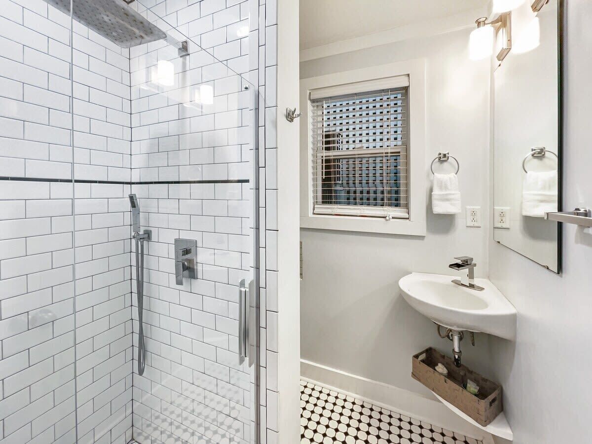 Suihku, ilmaiset hygieniatuotteet, hiustenkuivaaja, pyyhkeet