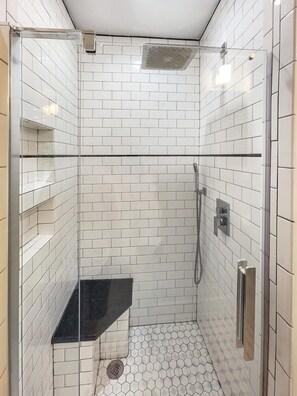 Douche, articles de toilette gratuits, sèche-cheveux