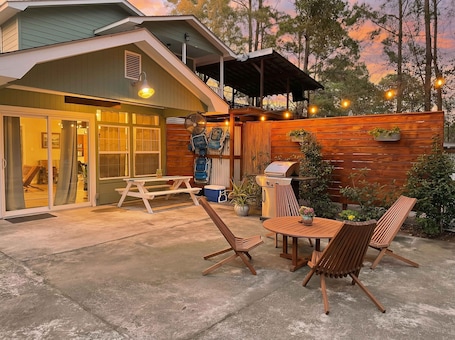 Outdoor dining. Island Hideout