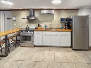 Fridge, microwave, oven, stovetop - Island Hideout (Charleston)