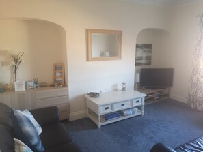 TV, books - 2 bedroom maisonette with fabulous Abbey and sea views (Whitby)