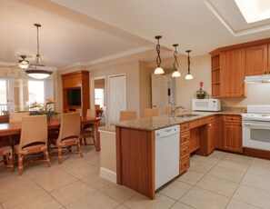 Fridge, microwave, oven, stovetop - Beautiful home away from home.  (Kissimmee)