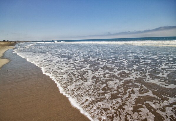 Beach nearby, sun-loungers, beach towels