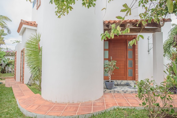 Welcome to Casa Luz! Bienvenidos a Casa Luz!