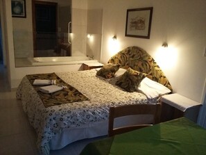 スーペリア スイート バルコニー (Blanca) | 高級寝具、遮光カーテン、防音設備、WiFi (無料)