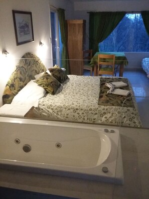 スーペリア スイート バルコニー (Blanca) | 専用スパ浴槽