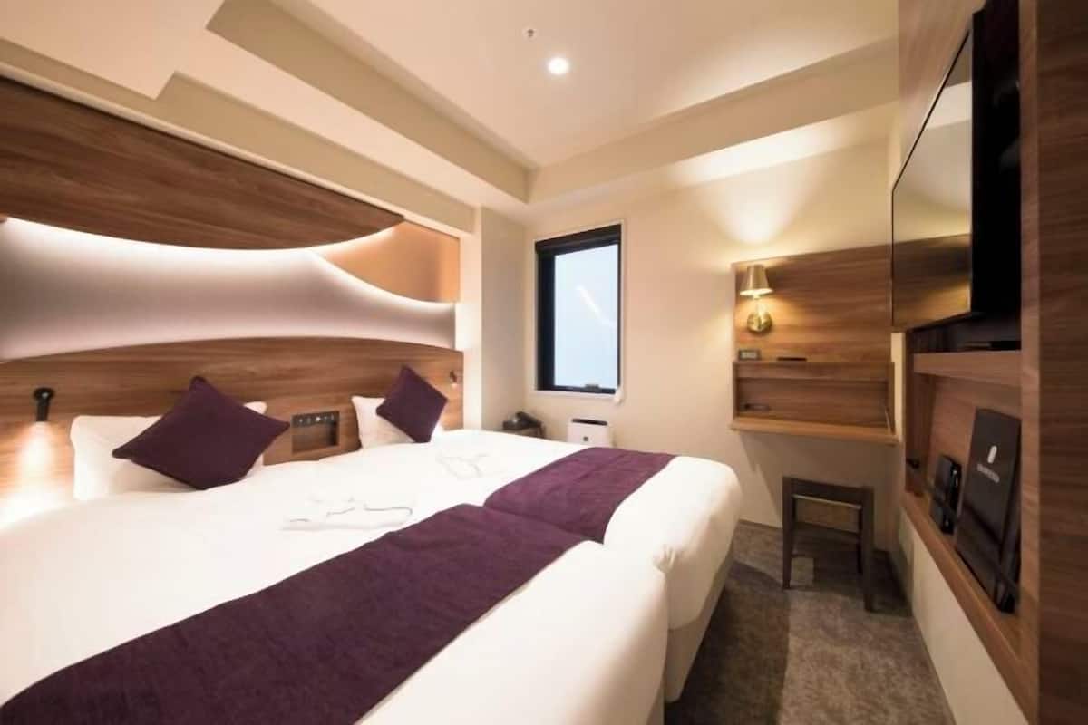 Desk, laptop workspace, soundproofing, free WiFi