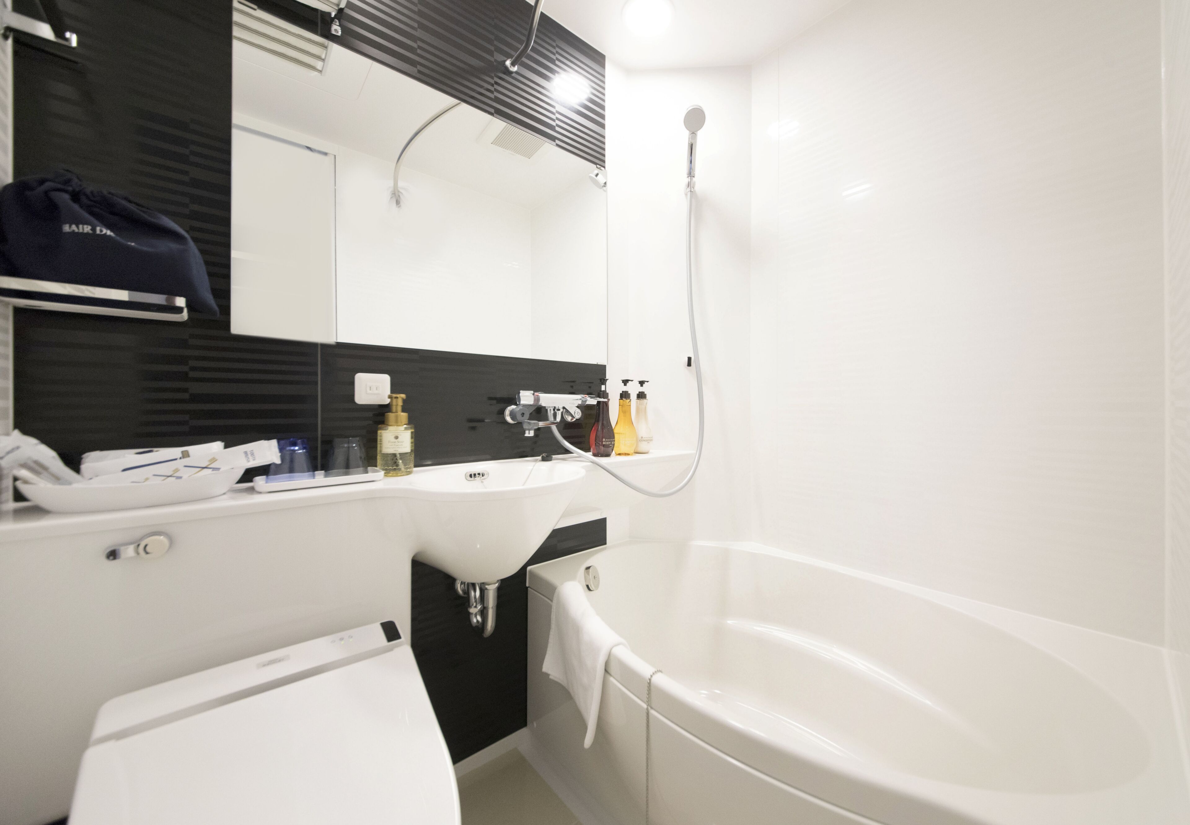 combined shower/bathtub, deep-soaking bathtub, free toiletries