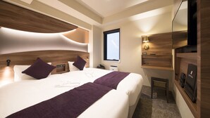 Una habitación de hotel moderna con una cama grande, una mesita de noche, un televisor y una ventana.