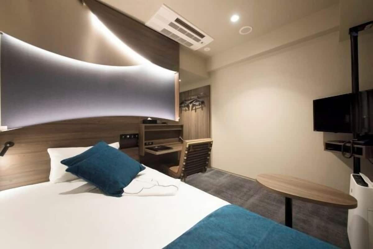 Desk, laptop workspace, soundproofing, free WiFi